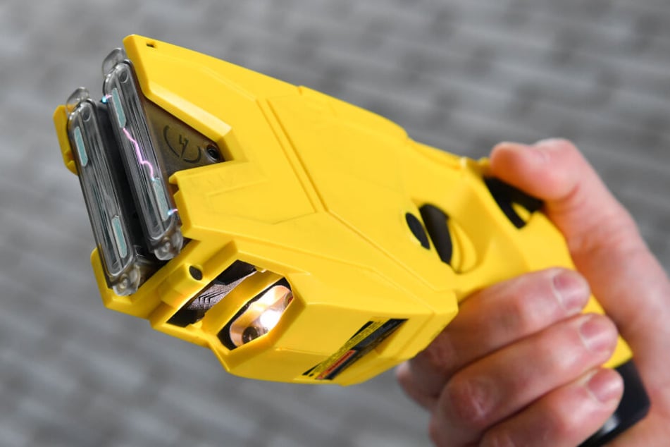 Unter anderem mit Elektroimpuls-Waffen, beispielsweise wie dieser Taser, war der Teenager augestattet. (Symbolbild)