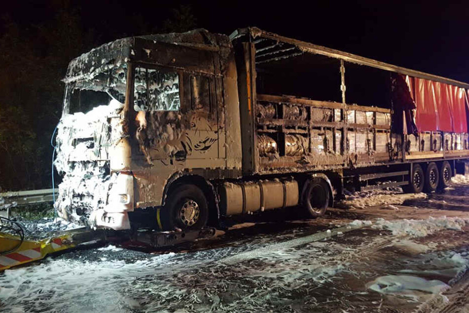 Der völlig ausgebrannte Lkw musste abgeschleppt werden.