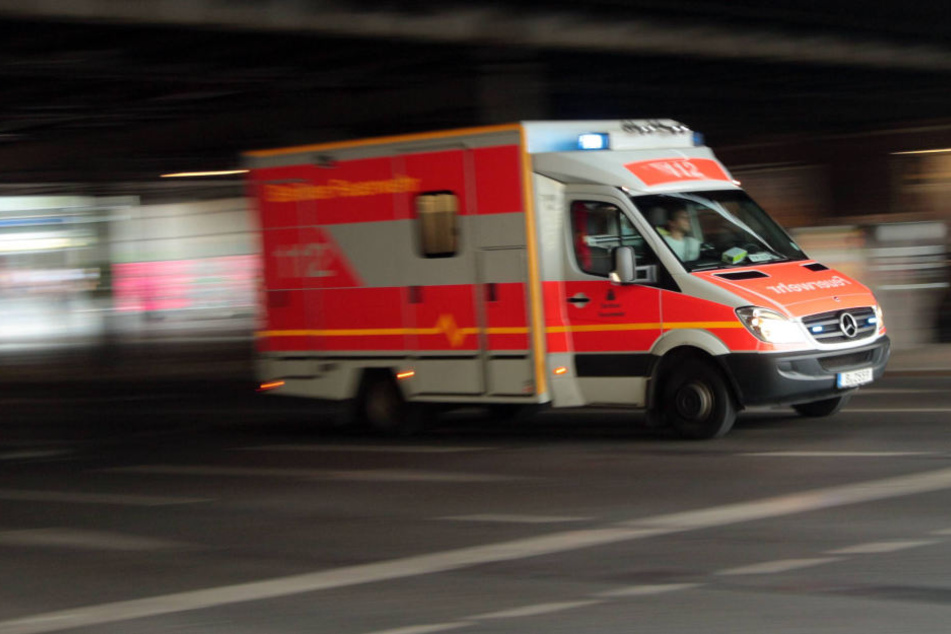Die Frontscheibe eines Rettungswagens wurde in der Nacht zu Freitag in Halle (Saale) mit einer vollen Colaflasche beworfen.
