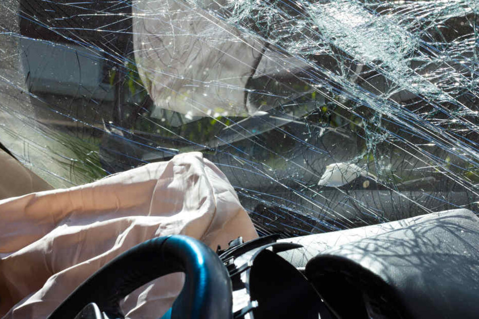 Die Frau stürzte mit ihrem Auto auf ein tiefer gelegenes Nachbargrundstück. (Symbolbild)
