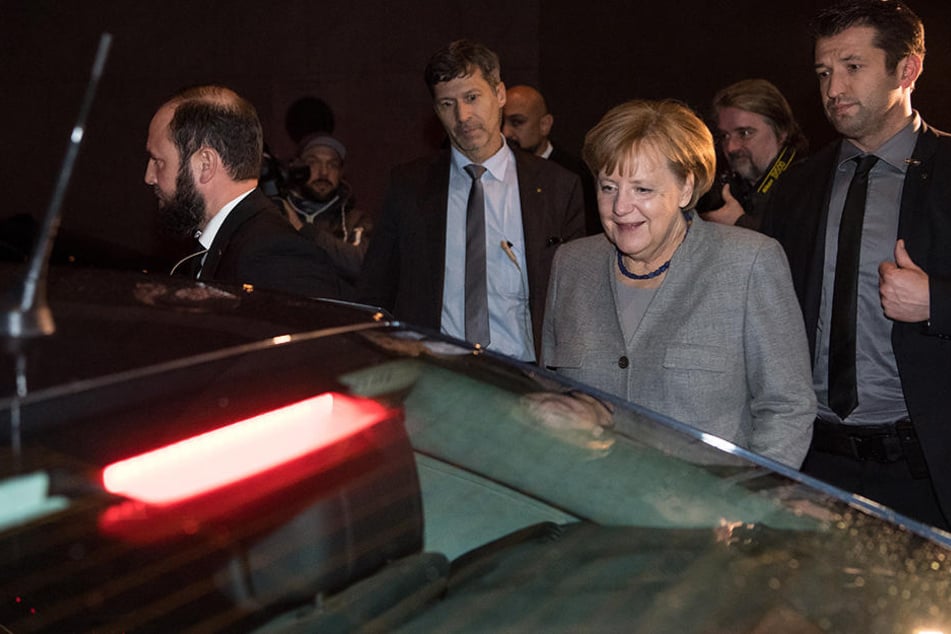 Angela Merkel fährt nach dem Scheitern der Verhandlungen davon.