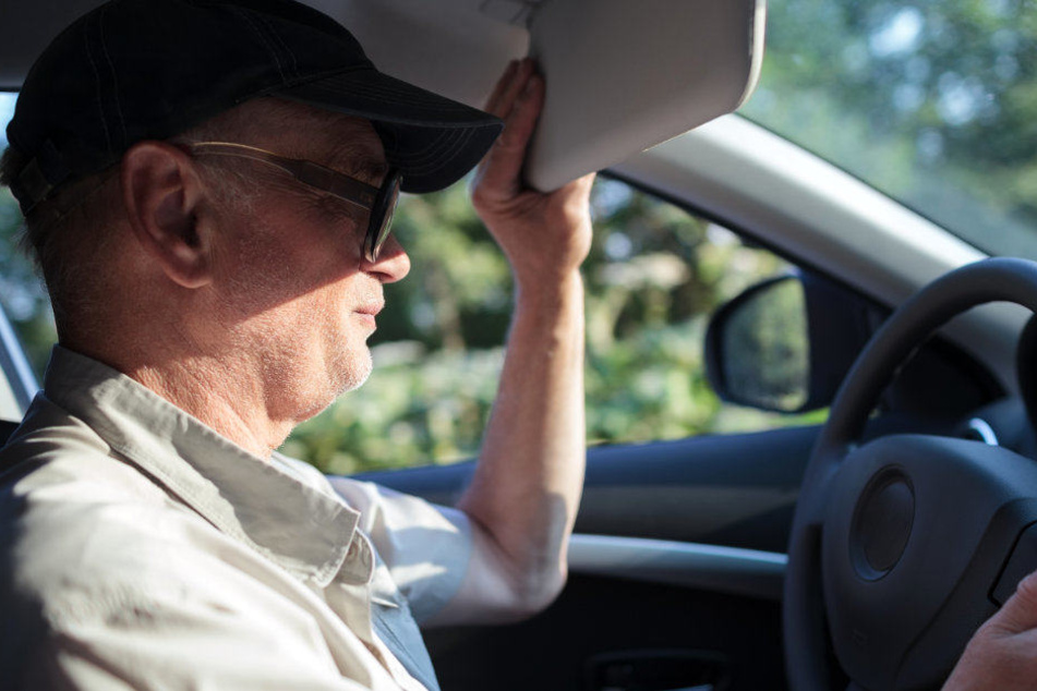 Der 52-jährige Fahrer übersah den Fußgänger. (Symbolbild)