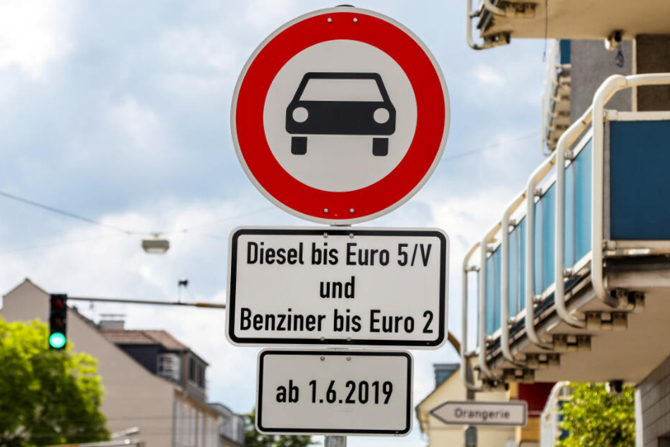 Schilder weisen in der Heinrichstraße in Darmstadt auf das dort geltende Diesel-Fahrverbot hin.