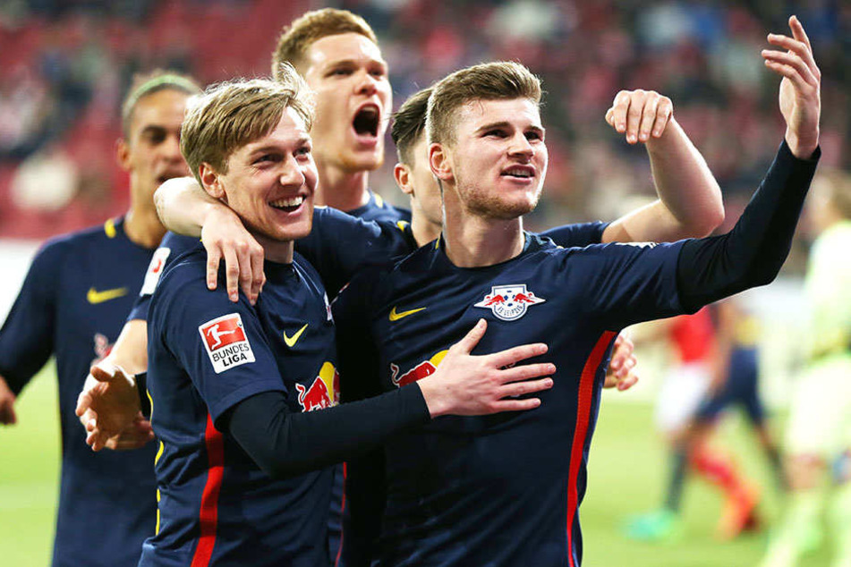 Emil Forsberg (l.), Marcel Halstenberg (Mitte hinten) und Timo Werner (r.) freuen sich über das 2:0.