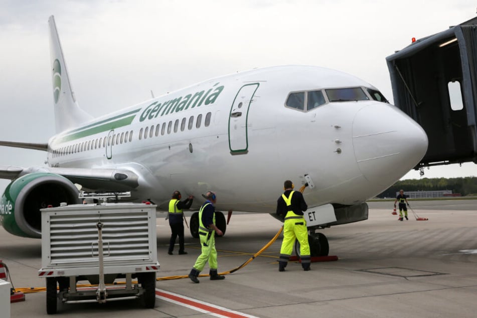 Bild aus besseren Zeiten: Ein Flieger der Gesellschaft Germania steht am Flughafen Rostock-Laage und wird fit gemacht für den Start.