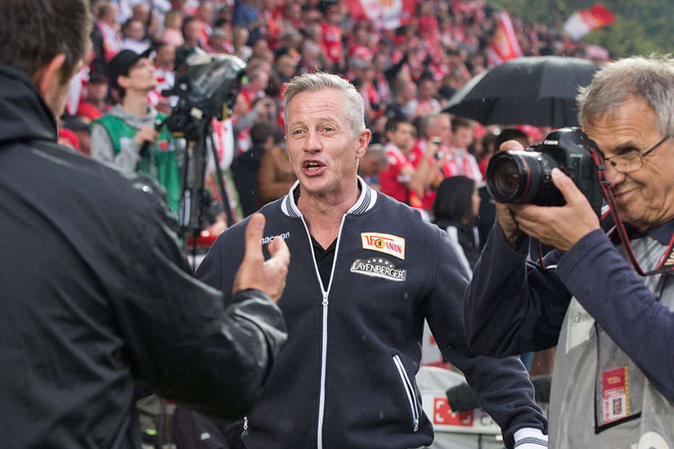 Kann trotzdem noch lachen: Jens Keller vor dem Spiel gegen Heidenheim am Sonntag.