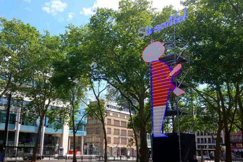 Das Werk mit der drogenspritzenden Frau am Kölner Neumarkt.