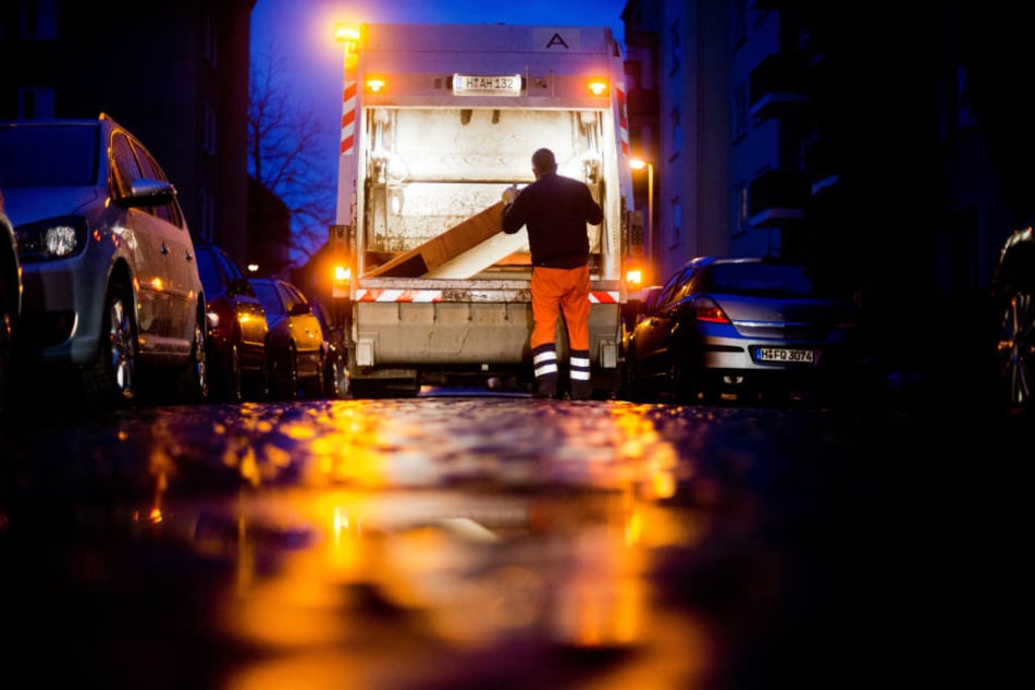 Die Frau krachte mit ihrem Fahrzeug gegen das Heck des Müllautos.