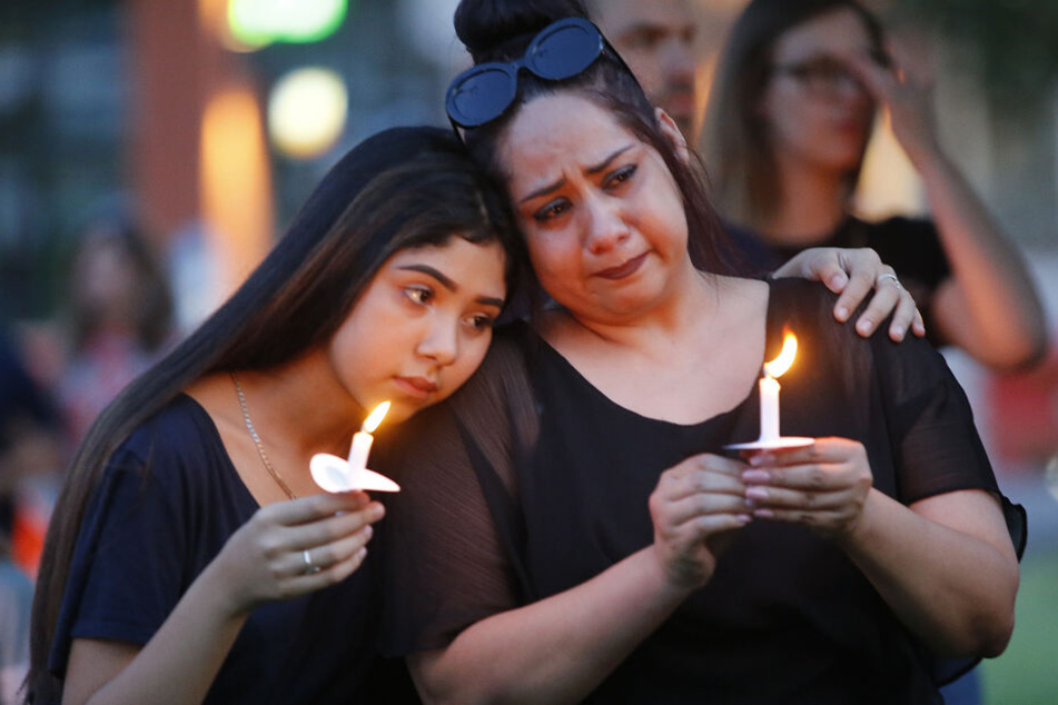Monica Martinez (r) und ihre Tochter Tory nehmen an einer Mahnwache für die Opfer der Massaker in El Paso (Texas) und Dayton (Ohio) teil.