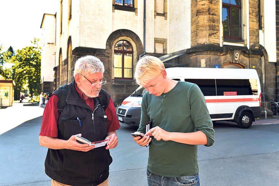 Planlos auf dem Gelände der Uniklinik? MOPO24-Redakteur Dominik
Brüggemann (r.) hat den Feldversuch gemacht und den richtigen Weg per neuer
Navigations-App erkundet.