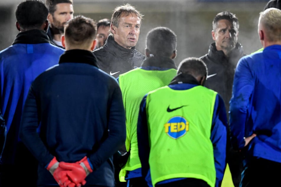 Bevor es am Montag unter Jürgen Klinsmann auf den Trainingsplatz im Olympiapark geht, startet Hertha bereits am Sonntag mit einer Indoor-Einheit.