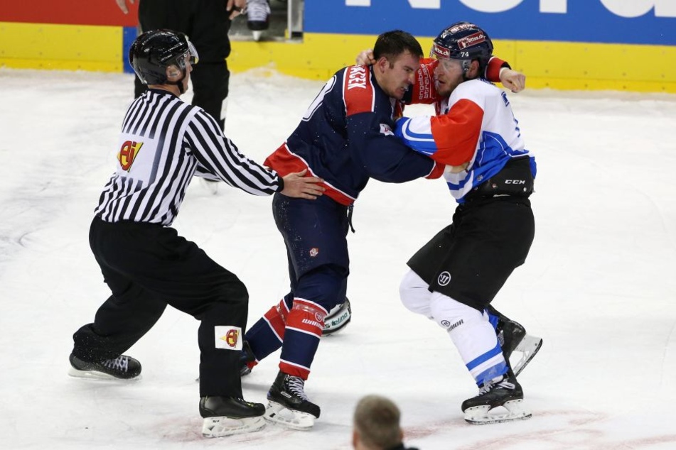 Morant (re.) ist als Raubein bekannt, prügelt sich hier mit einem Spieler der Eisbären Berlin während der Champions-League-Partie im Oktober.