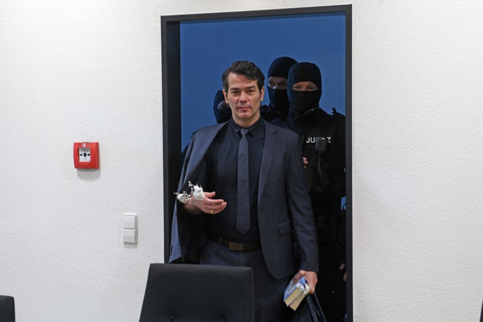 Am Dienstag sollte der Prozess gegen Ex-"Mister Germany" Adrian Ursache (43) fortgesetzt werden. Doch er wurde zunächst unterbrochen.