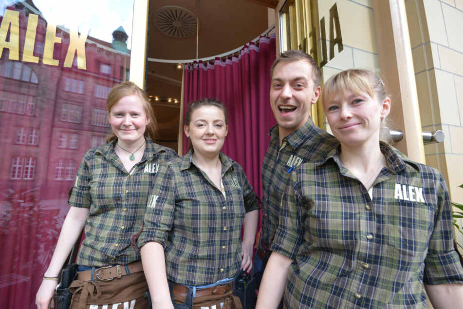 Alex-Chef Danny Schranz (27) und sein Team Monique Ittner (24, v.l.), Bianca Kunde (24) und Dana Sieber (30) eröffnen eine der ersten "netten Toiletten" in Chemnitz.