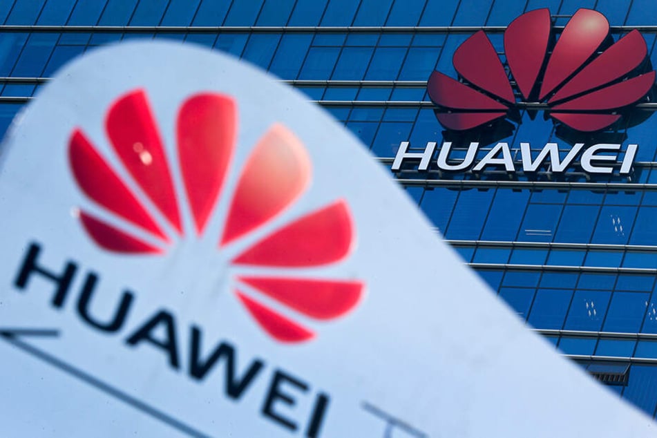 Das Huawei-Logo ist vor und auf dem Forschungs- und Entwicklungszentrum des Konzerns im chinesischen Dongguan zu sehen.