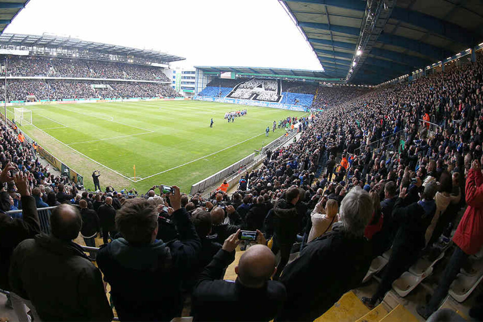 Die Fans haben die Hoffnung, dass Arminia Bielefeld die 2. Bundesliga hält.