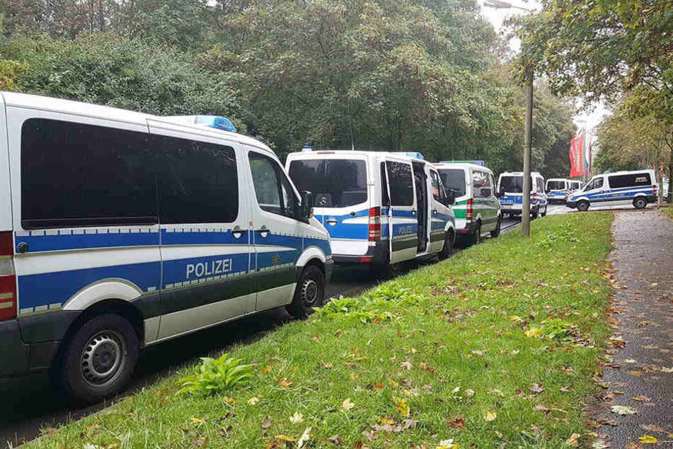 Etwa 150 Polizisten seien im Einsatz gewesen, um die Lage zu beruhigen. (Symbolbild)