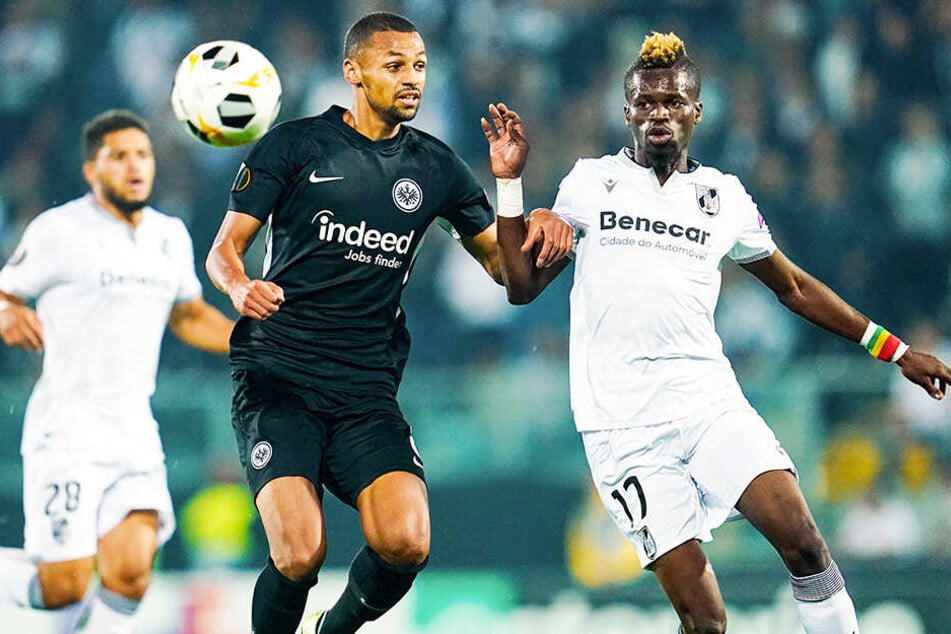 Frankfurts Djibril Sow (l.) im Duell mit Vitorias starkem Falaye Sacko.