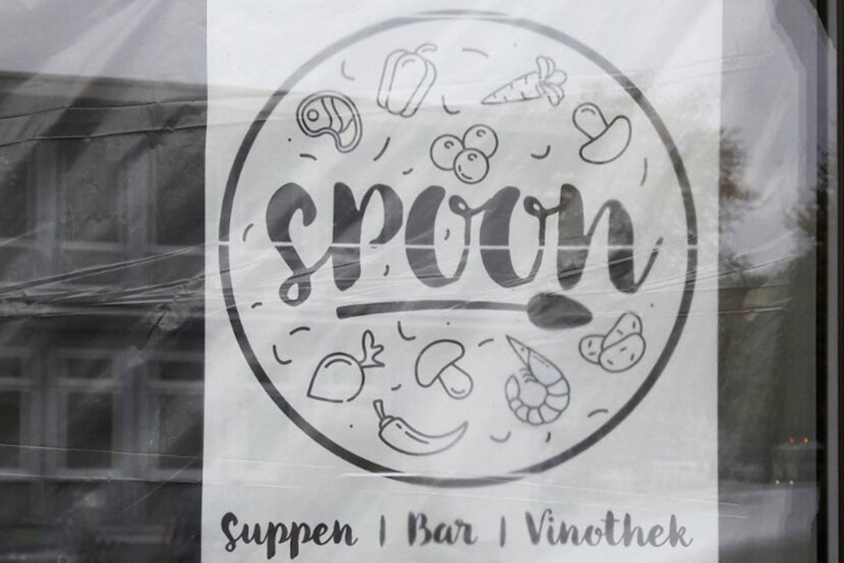 Das Logo am Fenster verrät das Angebot: Suppen, Bar und Vinothek.