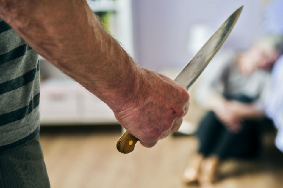 Der Mann ging mit einem Messer auf seine Ex-Frau los, verletzte sie so schwer, dass sie notoperiert werden musste. (Symbolbild)