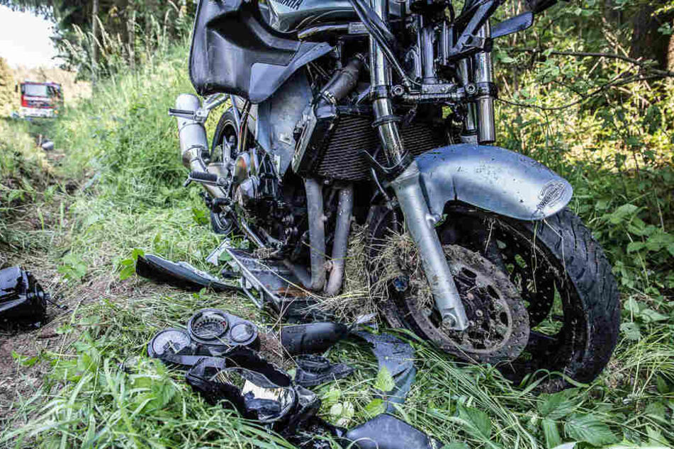 Das Motorrad wurde sehr stark beschädigt.