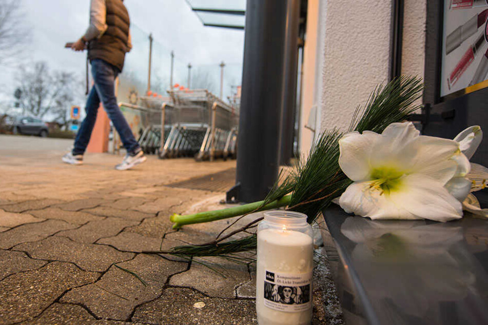 In einem Drogeriemarkt wurde eine 15-Jährige erstochen. Das Alter ihres Möders soll durch ein medizinisches Gutachten ermittelt werden.