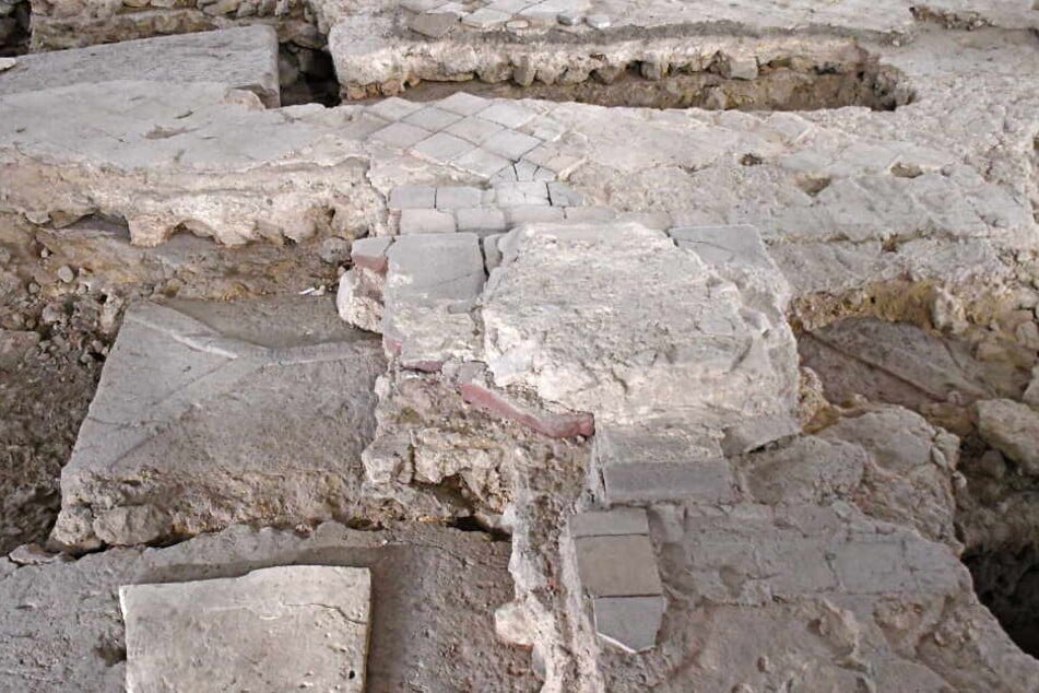 Der steinerne Sarg wurde bei archäologischen Grabungen 2018 freigelegt.