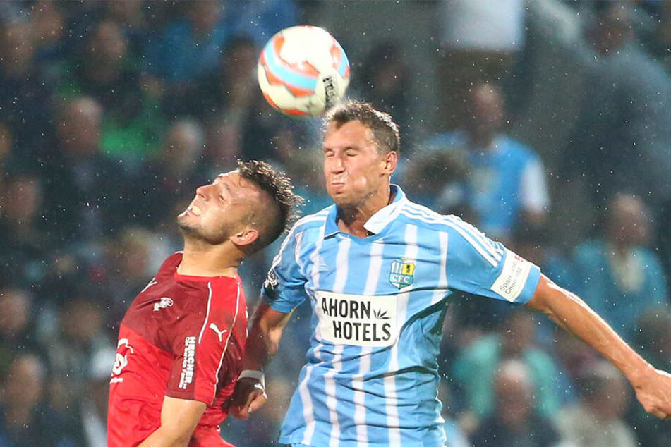 Davy Frick (l.) und Tim Danneberg (r.) im Kopfballduell.