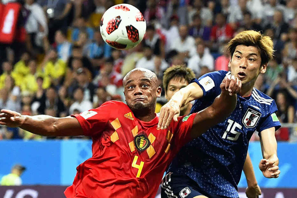 Der ehemalige HSV-Profi Vincent Kompany (l.) für Belgien und Werder Bremens Yuya Osako (r.) für Japan im Duell.