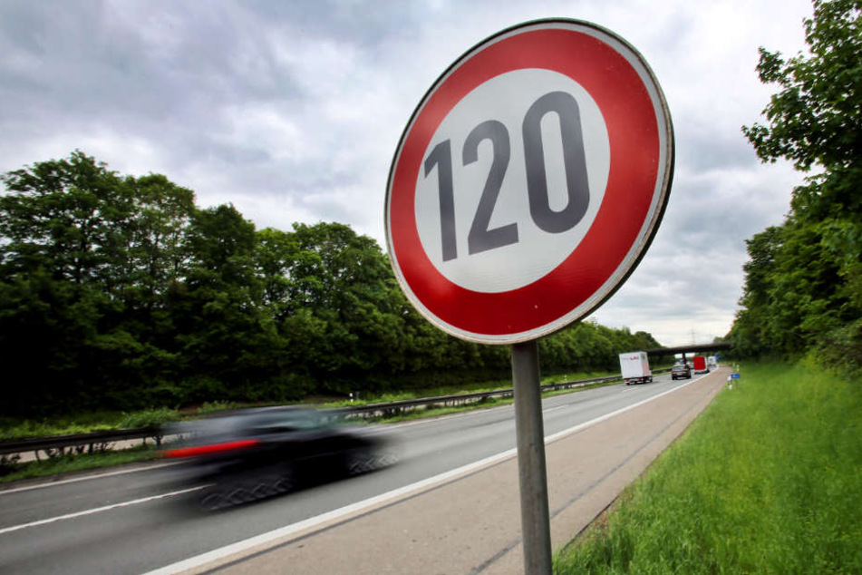 Statt der erlaubten 120 km/h war der Fahrer mit 224 Sachen unterwegs.