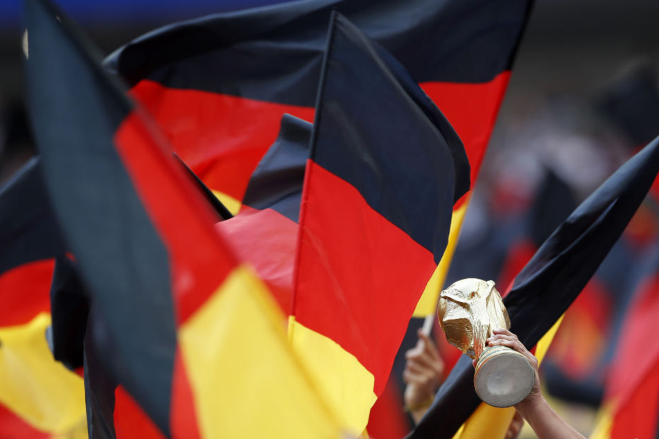 Fans schwenken Deutschland-Fahnen.