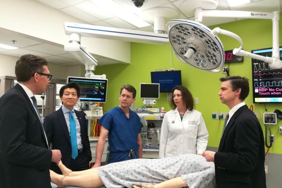 Ärzten rund um Wei Ping Andrew Lee (2. v.l) gelang jetzt eine Penis- und Hodensacktransplantation.