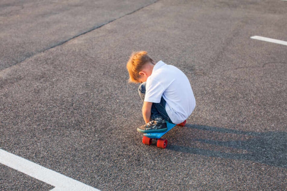 Ein Vierjähriger wurde auf seinem Skateboard von einem Auto erfasst (Symbolbild).