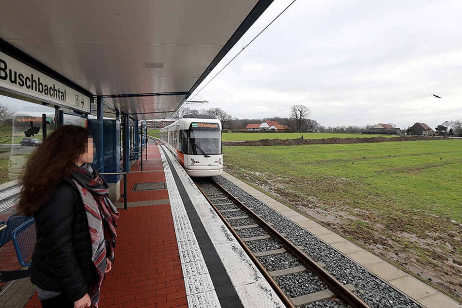 Bisher ist das Land um die Haltestelle Buschbachtal in Privatbesitz. Dies soll sich nach der Meinung von MoBiel und der Stadt Bielefeld bald ändern.