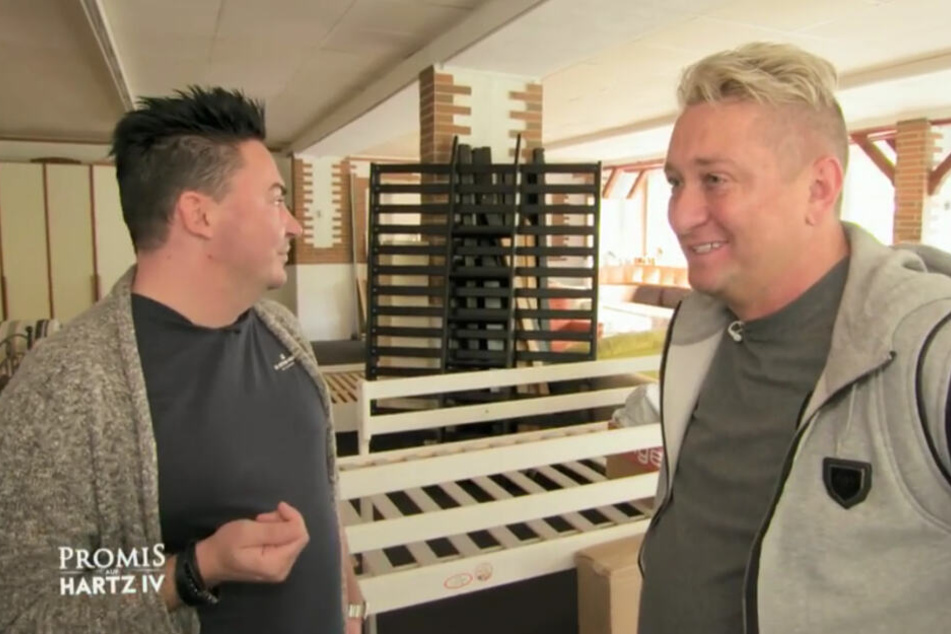 Die Fellas im Schnäppchen-Möbelmarkt.