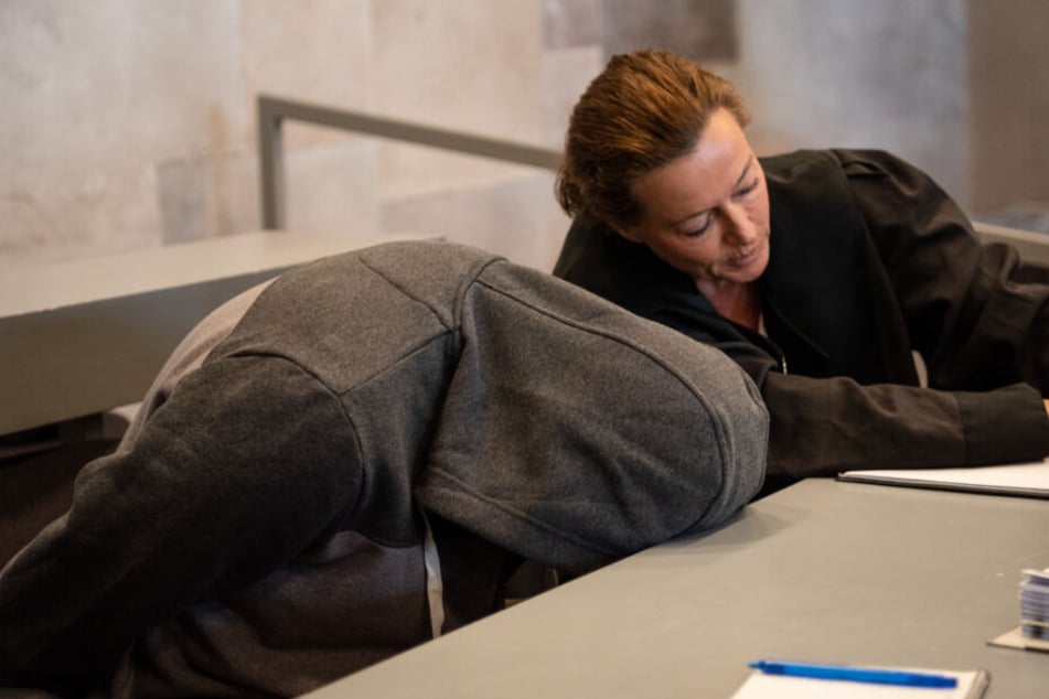 Der Angeklagte bespricht sich im Gerichtssaal mit Anwältin Nicole Obert.