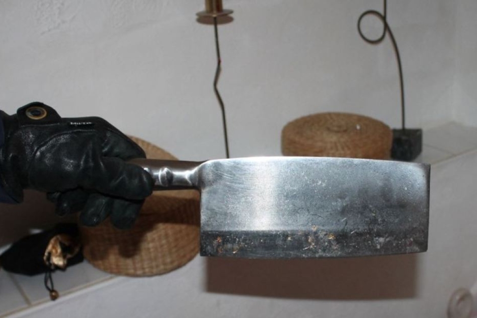 Mit diesem Beil wehrte sich die Frau gegen die Polizisten. Zum Einsatz kam es nicht, da die Beamten sie mit Pfefferspray niederstreckten.