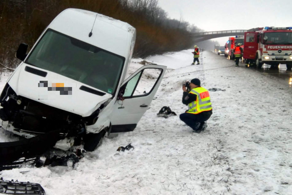 Die Feuerwehr sicherte die Unfallstelle auf der A4 ab.