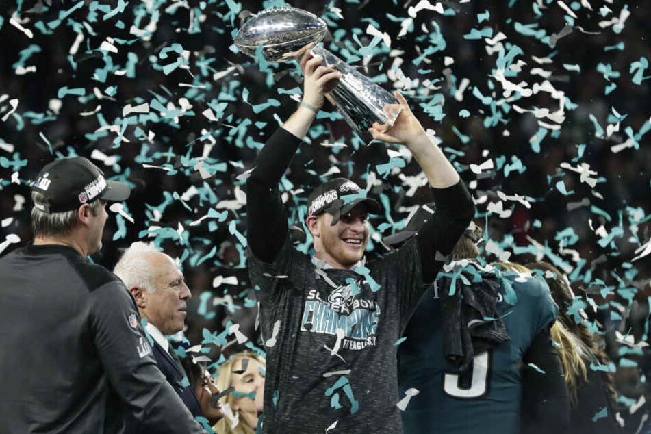 Philadelphias Quarterback Carson Wentz jubelt nach dem gewonnenen Spiel mit der Vince Lombardi Trophy unter Konfetti-Regen.