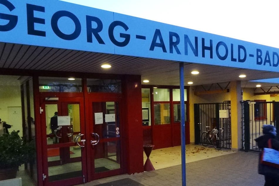 Im Georg-Anrhold-Bad sollen Männer zwei Mädchen (11) massiv belästigt haben. Nun platzte aber der Prozess.