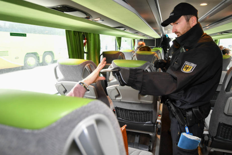 Bei der Kontrolle im Reisebus flog der Mann mit den gefälschten Papieren auf (Symbolbild).