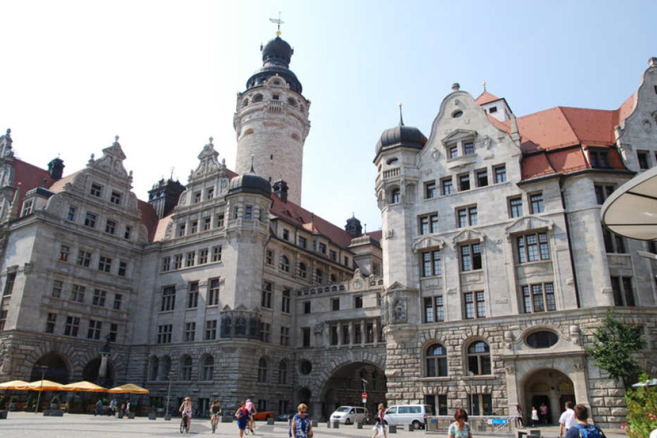 Vor dem Neuen Rathaus wird um 16 Uhr die Regenbogen-Flagge gehisst.
