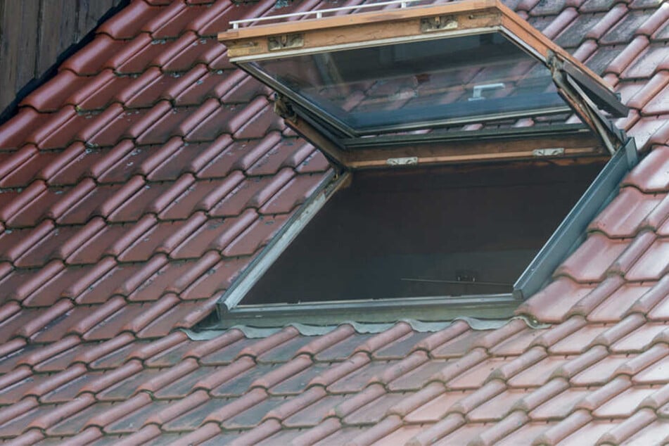 Der 24-Jährige kletterte durch ein Dachfenster und versuchte dann, über das Regenfallrohr zu entkommen. (Symbolbild)