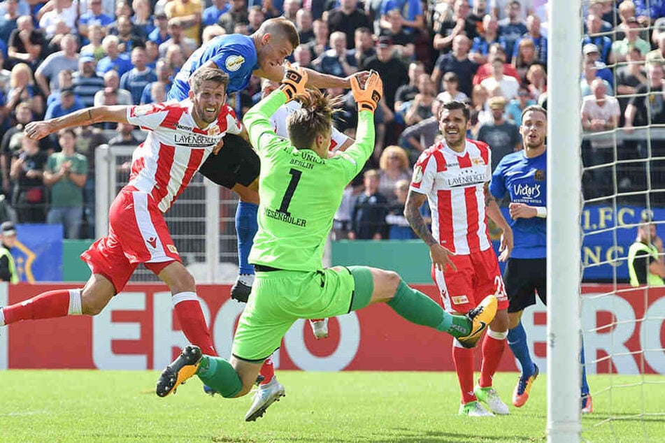 Saarbrückens Kevin Behrens köpft den Ball zum 1:1 in das Tor.
