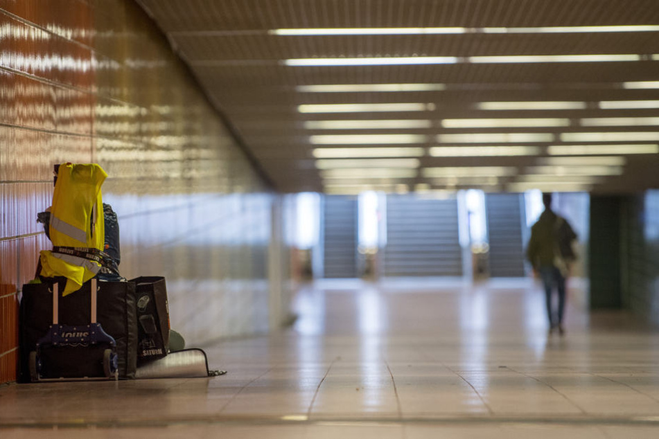 Ein Obdachloser schläft in Stuttgart in einer Unterführung. In den großen Städte in Baden-Württemberg gibt es immer mehr Obdachlose. (Archivbild)