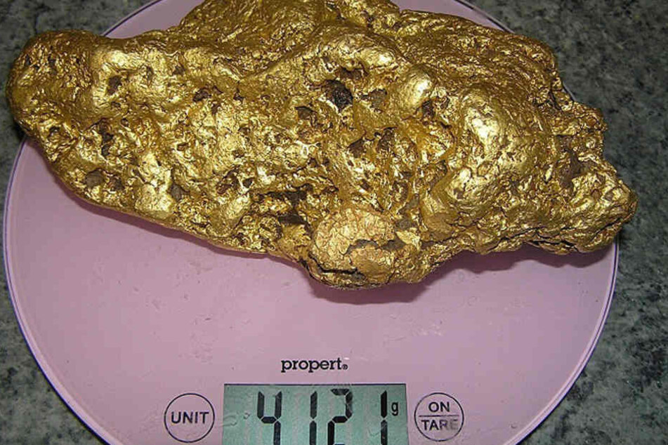 Die Waage beweist: Mehr als vier Kilo wiegt das goldene Ding.