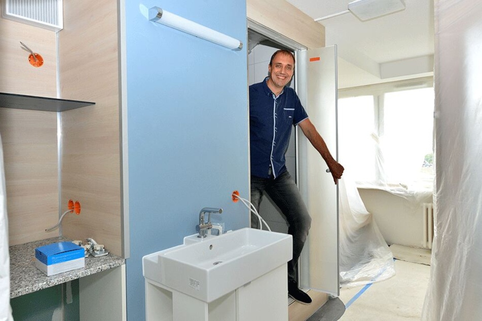 Dirk Päßler (47), Abteilungsleiter Wohnen, in einem der neuen Mikrobäder.