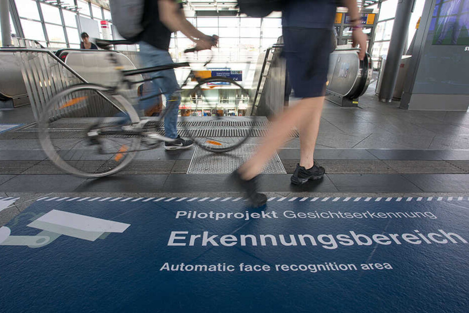 Ein Aufkleber mit dem Wortlaut "Pilotprojekt Gesichtserkennung, Erkennungsbereich" ist am Boden im Bahnhof Südkreuz in Berlin angebracht.