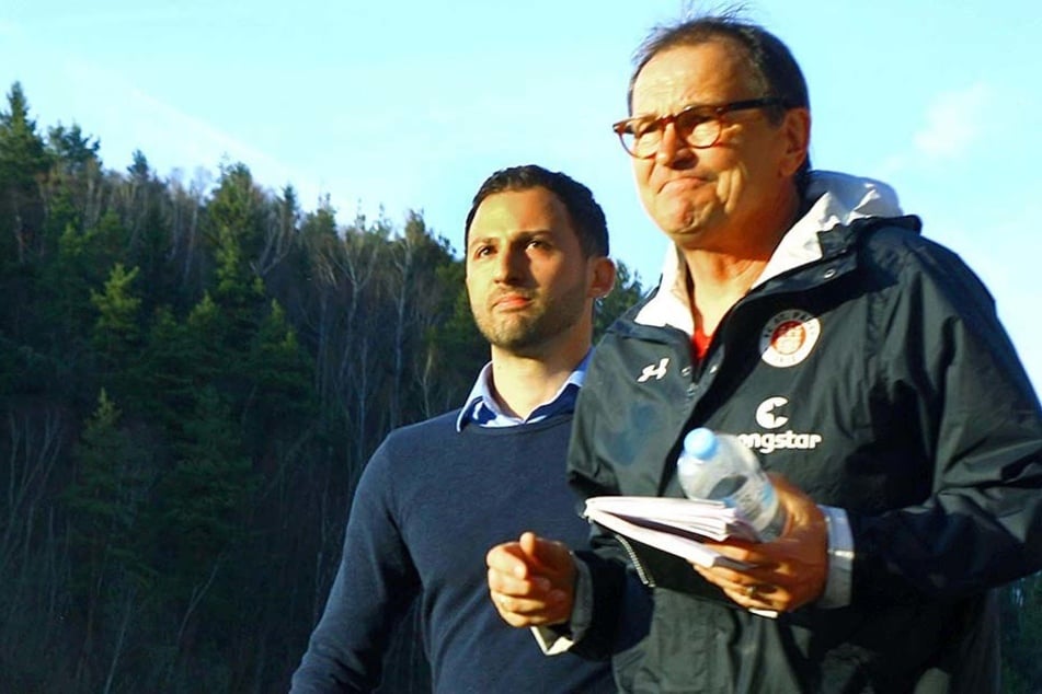 Zwei Trainer-Generationen. Ewald Lienen (63, vorn) und Domenico Tedesco (31)