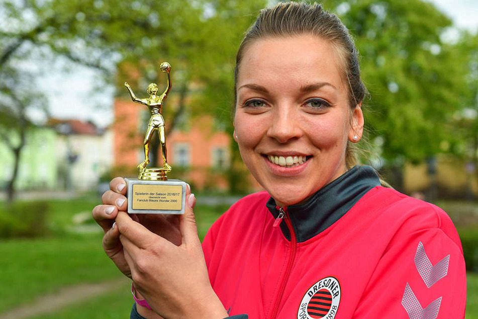 Kapitän und Angreiferin Katharina Schwabe freute sich über die Ehrung der Fans als Spielerin des Jahres.